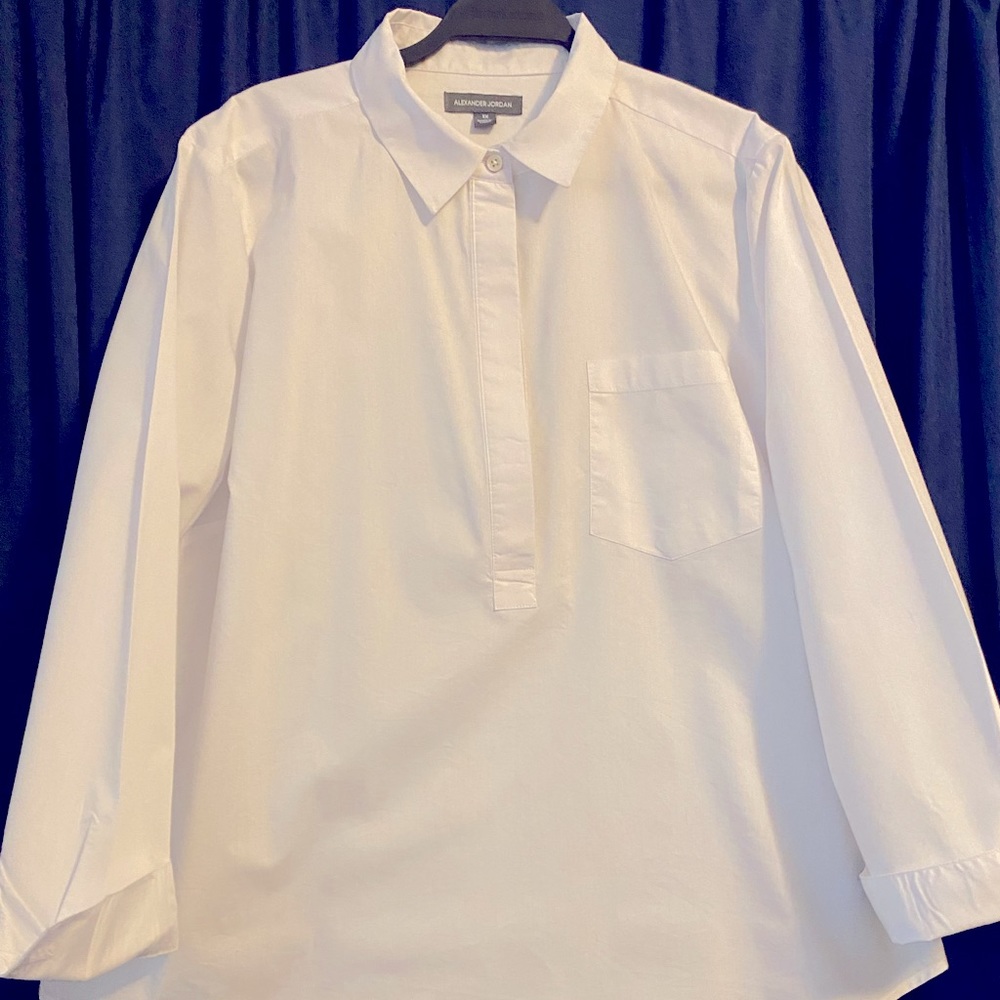 Crisp white button down blouse. 3/4 sleeve with cuff.